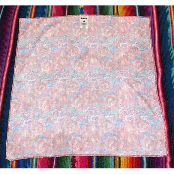 LUSH Knot Wrap Rose Pattern - Picture 4 of 5